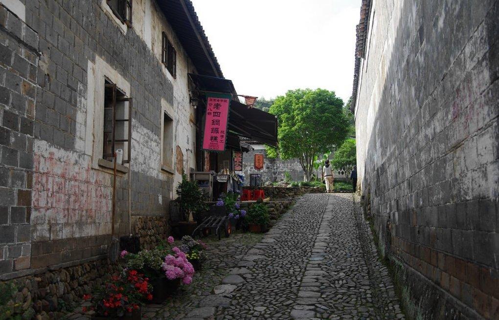 人贩子进村偷孩子被抓住，善良的村民将其手脚打断，村民需要负法律责任吗？游戏画面